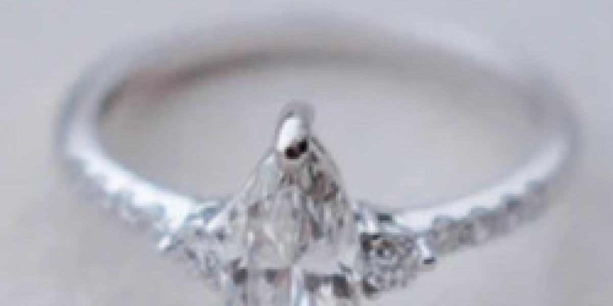 Finding the Right Budget for Your Engagement Ring: A Guide