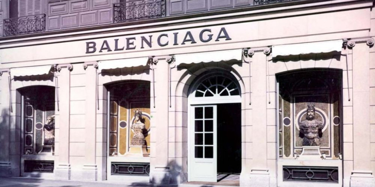 Balenciaga Sneakers is hydrating and actually has