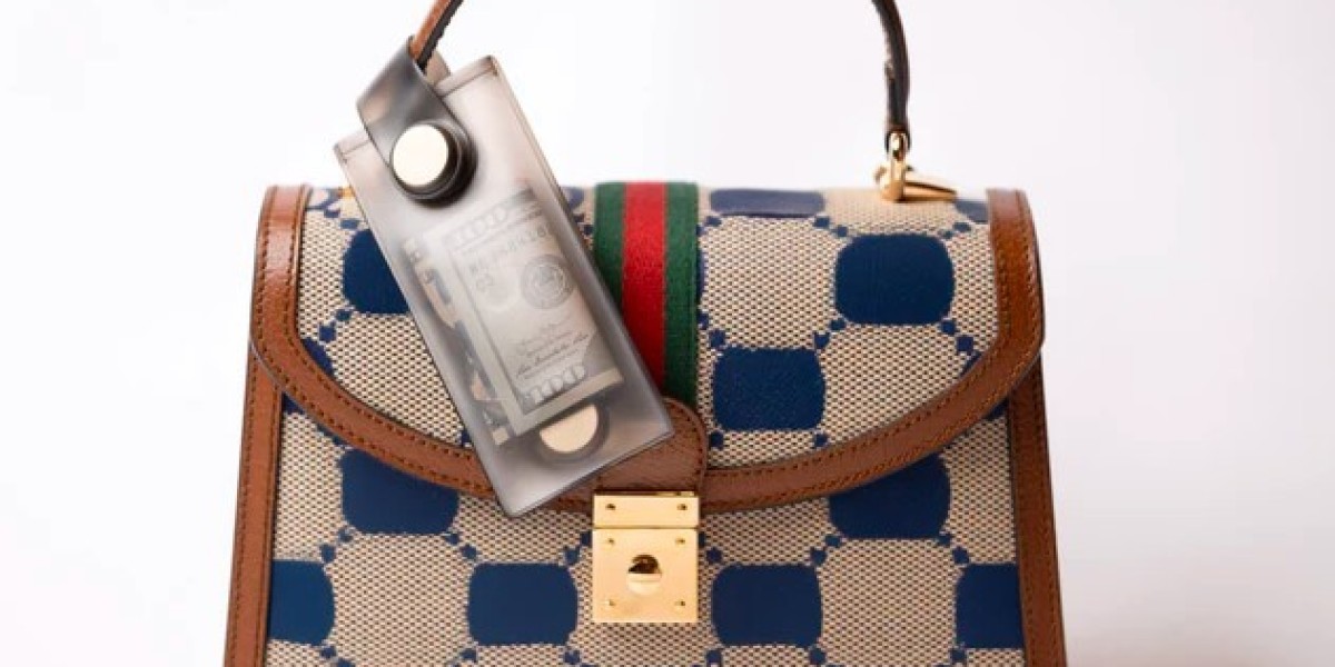 Maximizing Convenience: The Perfect Makeup Pouch for Your Handbag