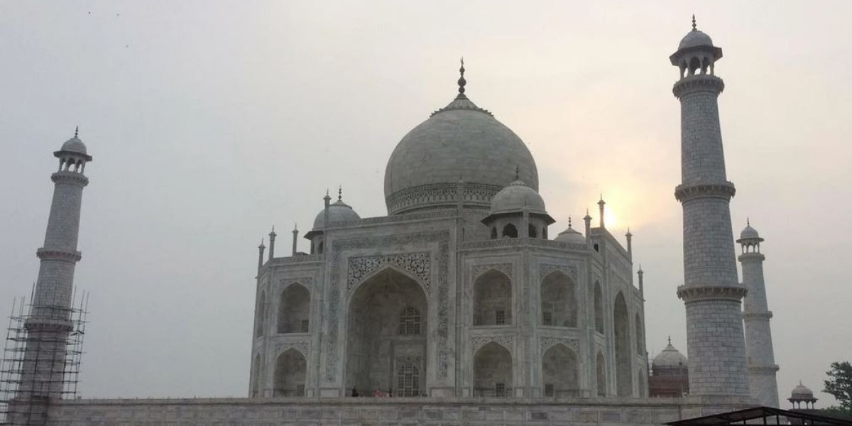 Explore the Wonders of India with a Guided Tour: The Ultimate Taj Mahal Luxury Experience