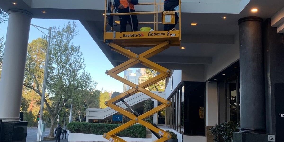 DIY vs. Professional Window Cleaning: Which One Is Right for You?