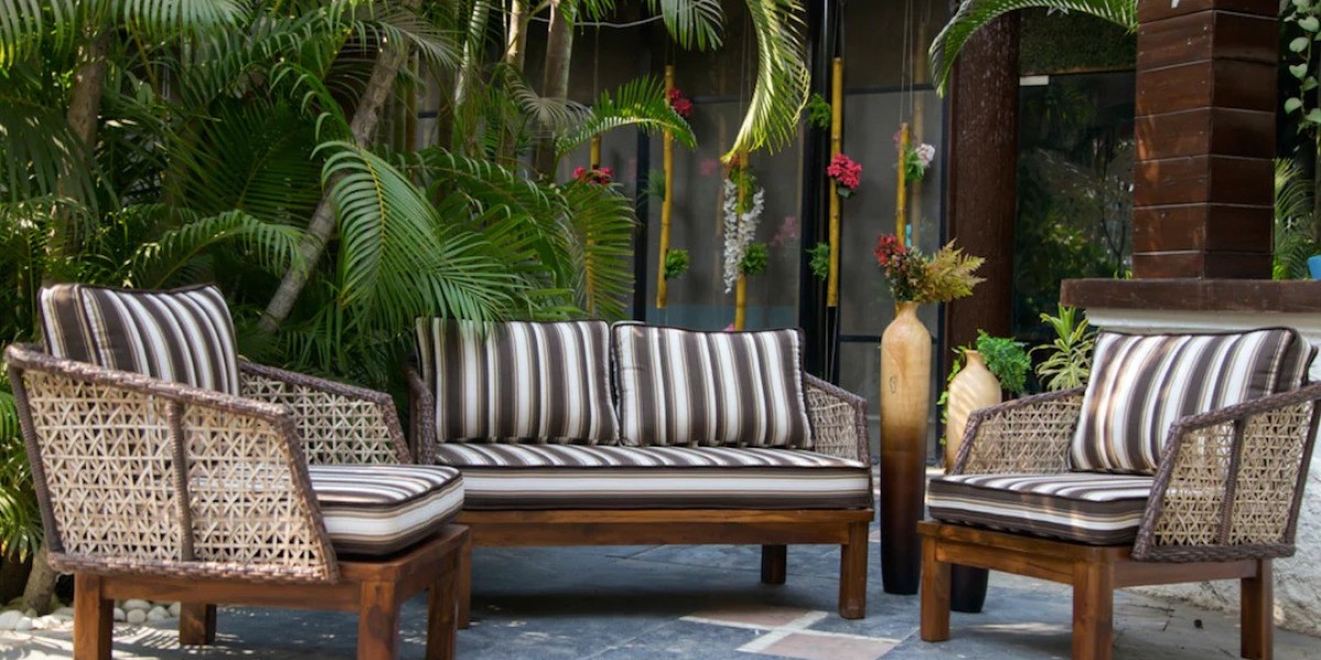 Minimalist Garden Spaces with Online Furniture Essentials