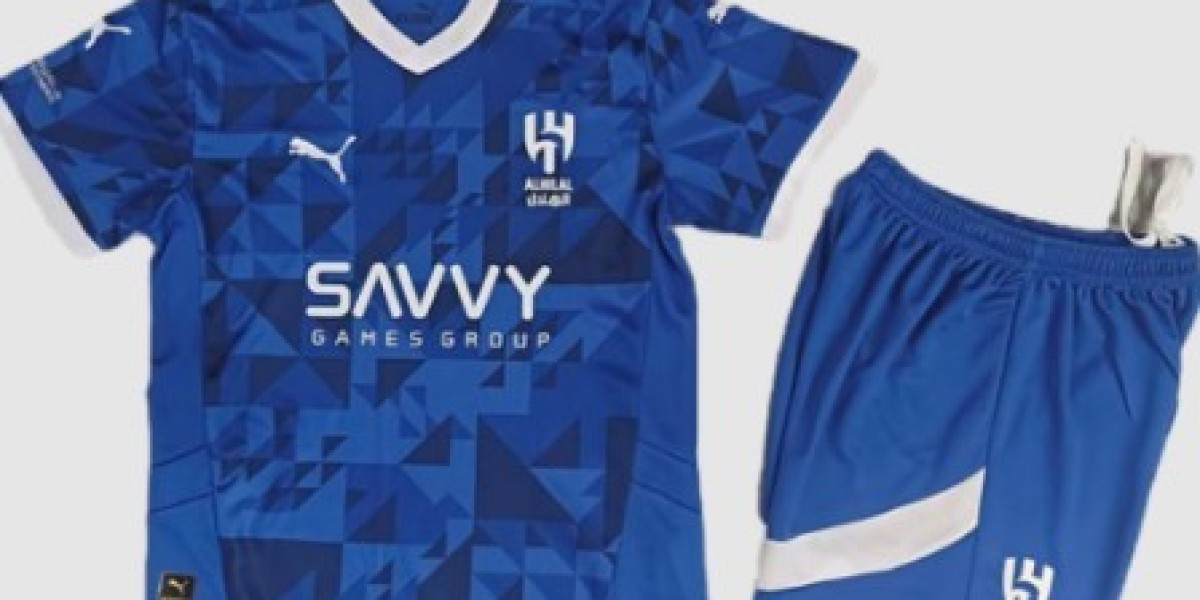 اكتشف الآن سر الأناقة والقوة في تيشيرت الهلال الاسود من Sport Touch