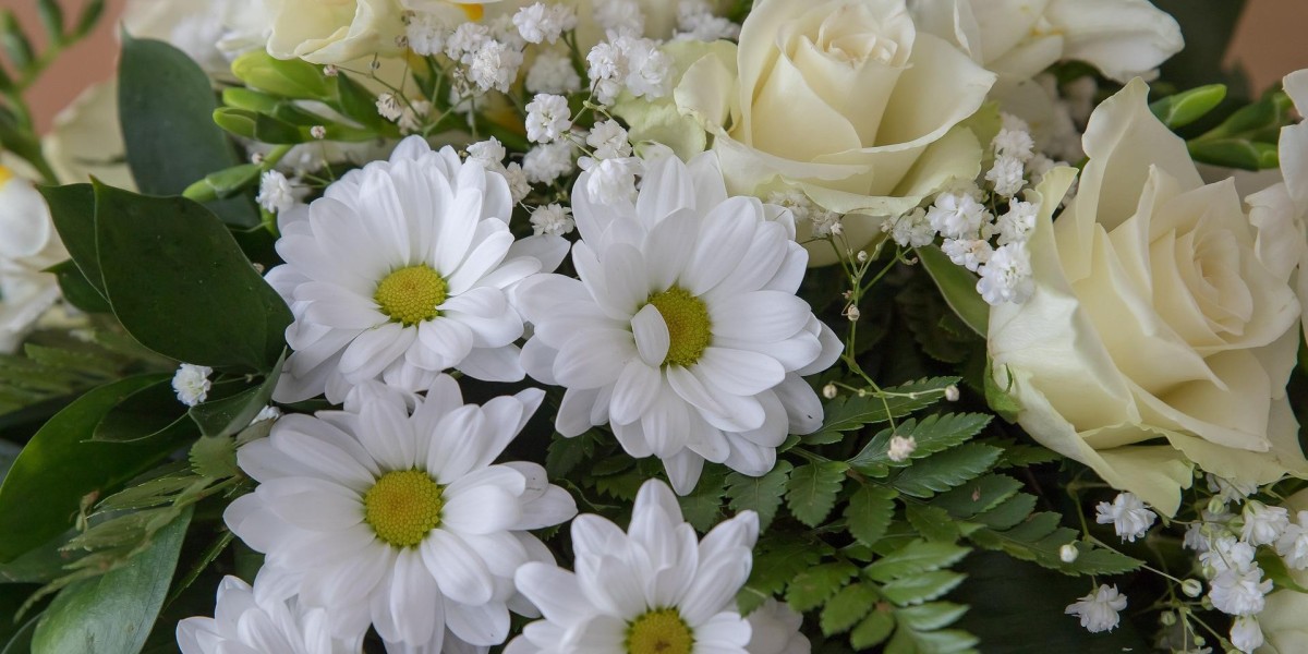 How to Choose a Bridal Bouquet That Matches Your Dress