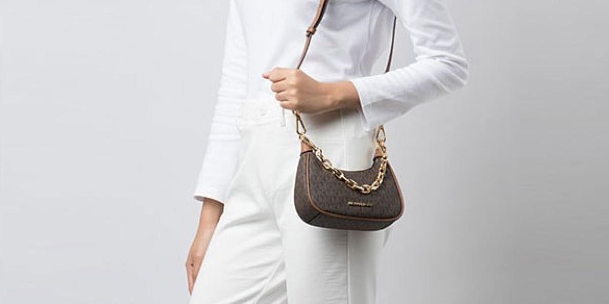 MICHAEL KORS Mila 小號老花鏈條包：優雅與實用兼具的時尚選擇