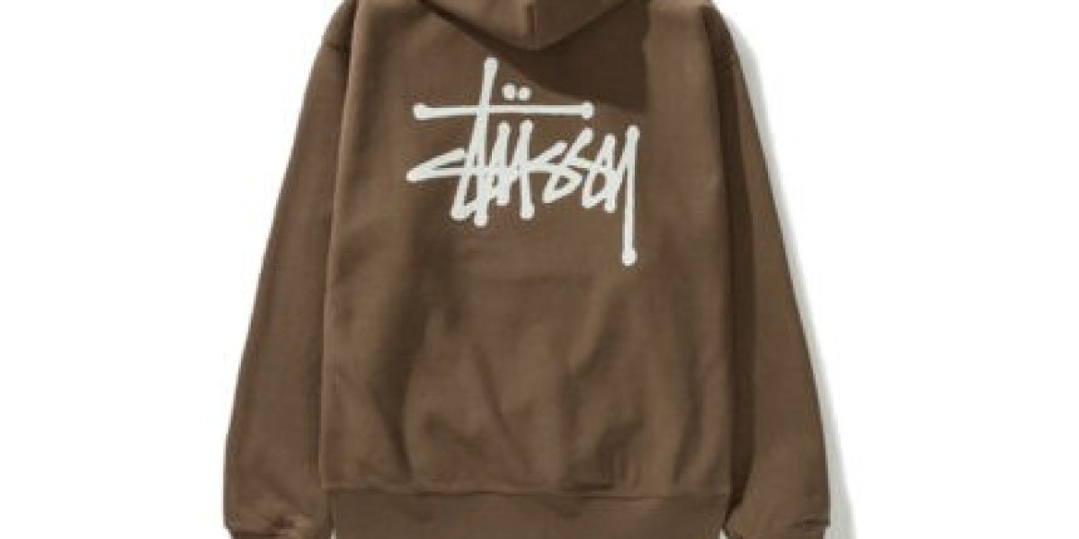 Pull à Capuche Marron Stussy : L’Équilibre Parfait Entre Style Urbain et Élégance Décontractée