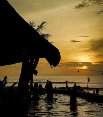 Romantisnya Sunset Beach Club Bali untuk Dinner - ewaystoiprovememory