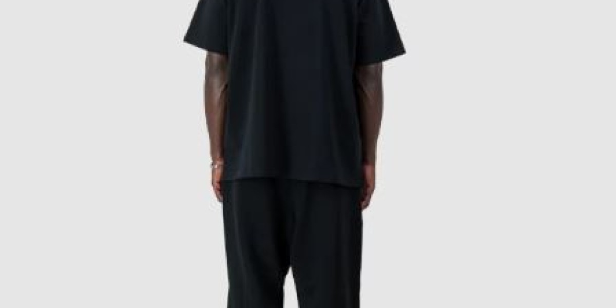 The Rise of Online T-Shirt Sales: Why Digital Shopping Is Taking Over the Fashion Market