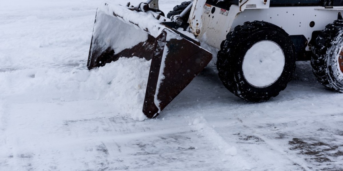 Why Snow Clearing Contractors in Chicago Beat DIY Risks