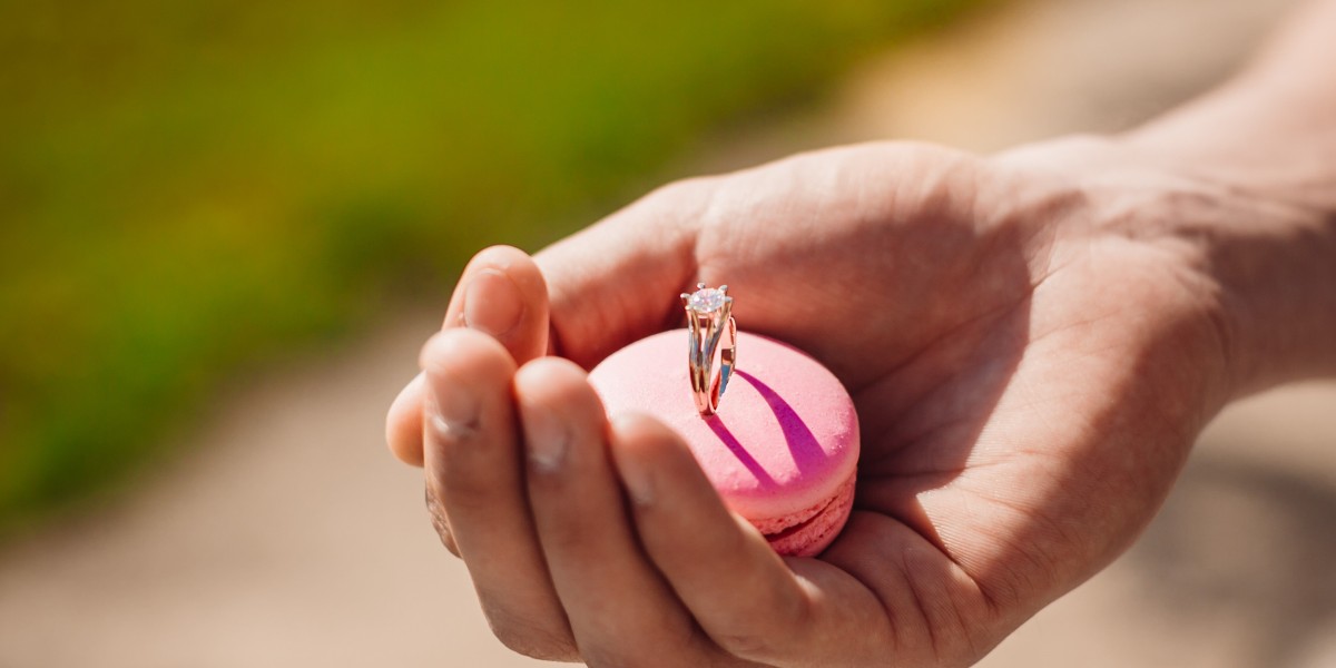 Styling Your Rose Gold Solitaire Engagement Ring: A London Buyer’s Guide